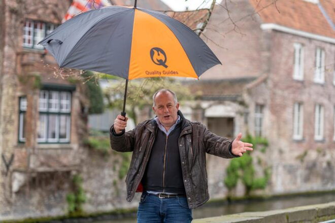 Historical Walk in Bruges With Local Guide. Praline Included - Iconic Landmarks to Visit