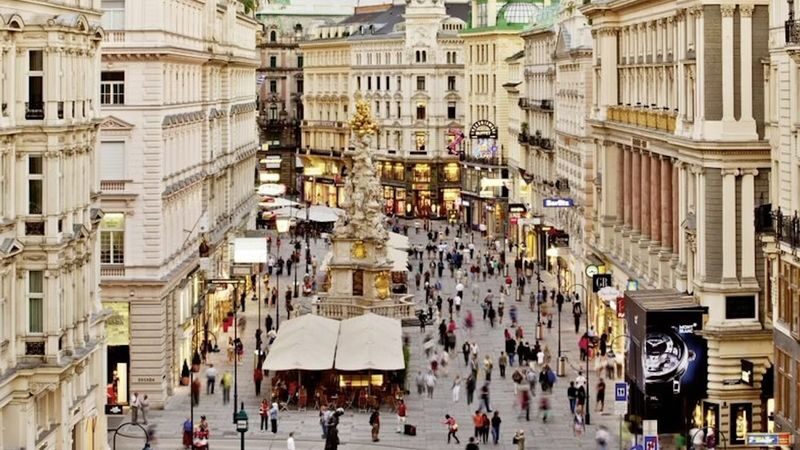 Historical walking tour in Vienna - The Academy of Fine Arts and its unsettling footnote