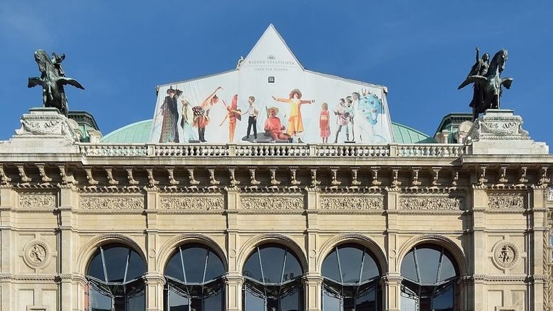 Historical walking tour in Vienna - Naschmarkt, the Secession, and Musikverein