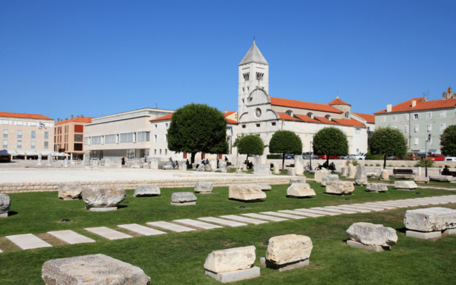 History Walking Group Tour in Old Center of Zadar - Engagement With Local Guides