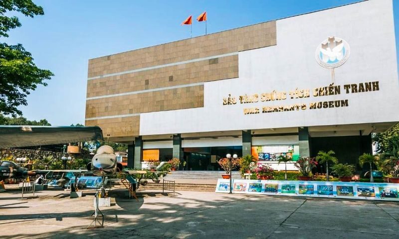 Ho Chi Minh City Full-Day Tour: Independence Palace, Chinatown & Saigon River Water Bus - The Saigon River Water Bus gives the city a different frame