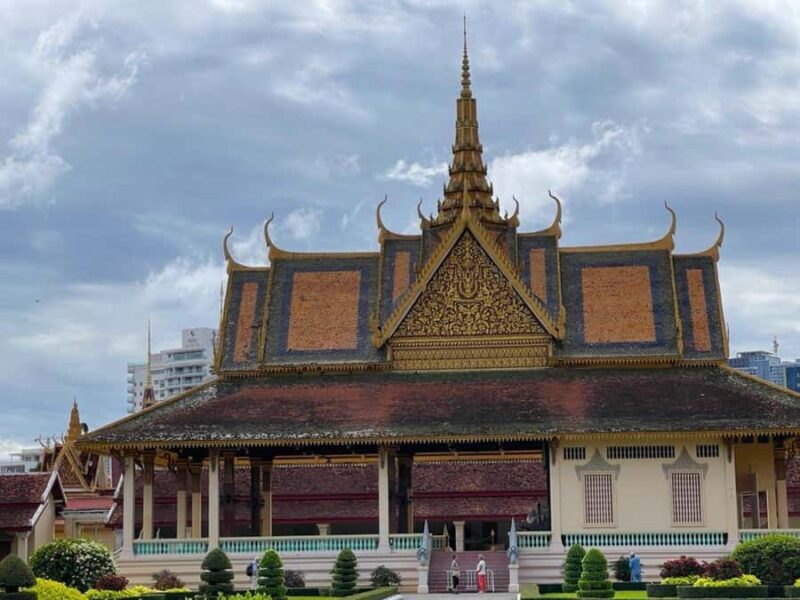 Ho Chi Minh City: Phnom Penh Day Trip with Lunch - Reflecting on Cambodia’s Darker Past: Tuol Sleng & Choeung Ek