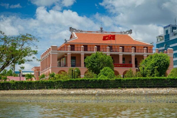 Ho Chi Minh City: Saigon River Luxury Cruise - Nearby Attractions and Activities