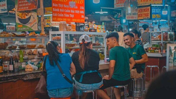 Ho Chi Minh City: Street Foodie Night Cycling Tour - Tour Highlights