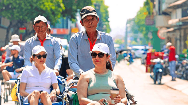 Ho Chi Minh: City Sunset Tour by Cyclo with Saigon River Dinner Cruise - What the sunset timing adds
