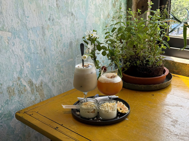 Ho Chi Minh City: Vietnamese Flower Arrangement Workshop - The Church View and Cafe Atmosphere