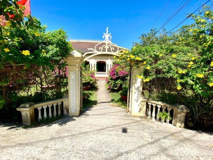 Ho Chi Minh: Mekong Delta & Floating Market 2-Day Group Tour - Tour Duration and Language