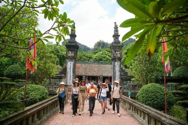 HOA LU - TRANG AN FULL DAY TRIP BY LIMOUSINE FROM HA NOI - Transportation Details
