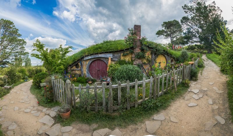 Hobbiton Movie Set and The Green Dragon Inn Guided Tour - Walking among Hobbit Holes