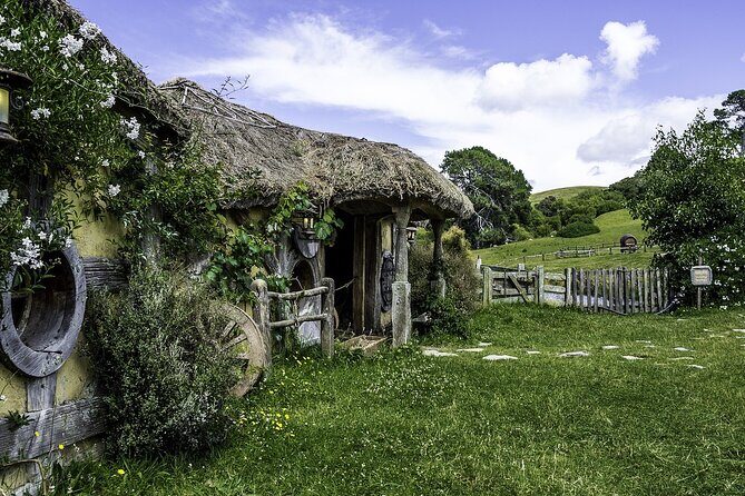 Hobbiton Movie Set and Waitomo Caves Exclusive (1-6 traveler) - Good To Know