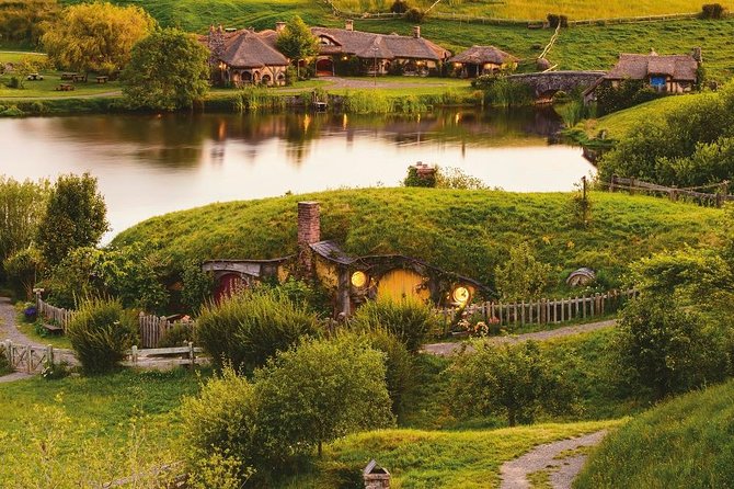 Hobbiton Movie Set and Waitomo Glowworm Caves Guided Day Trip From Auckland - Hobbiton Movie Set Experience