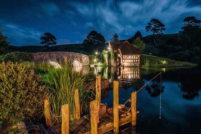Hobbiton Movie Set and Waitomo Glowworm Caves Guided Day Trip From Auckland - Professional and Knowledgeable Guides