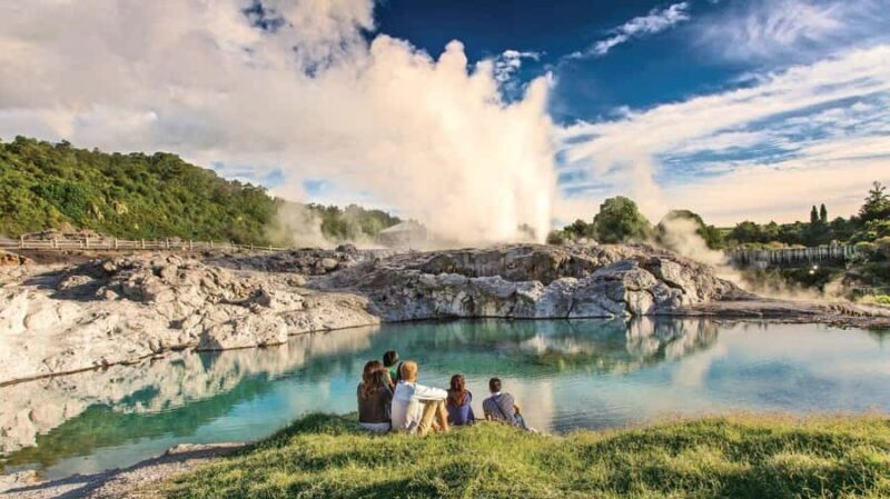 Hobbiton Movie Set & Te Puia Geothermal Valley Private Tour - Te Puia: A Cultural and Natural Showcase