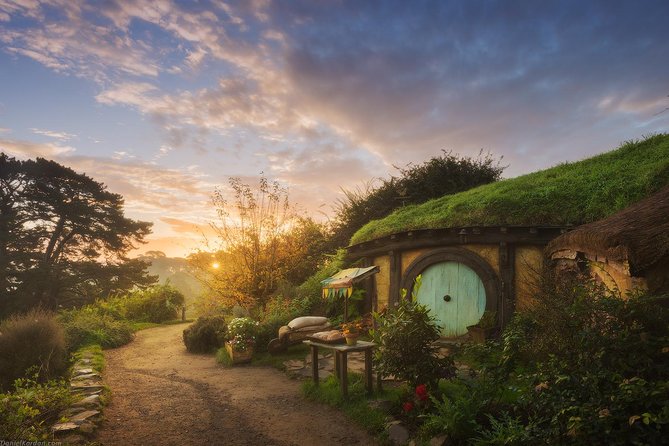 Hobbiton Movie Set Tour & Bluespring & Glowworm Cave Day Tour - Tour Highlights