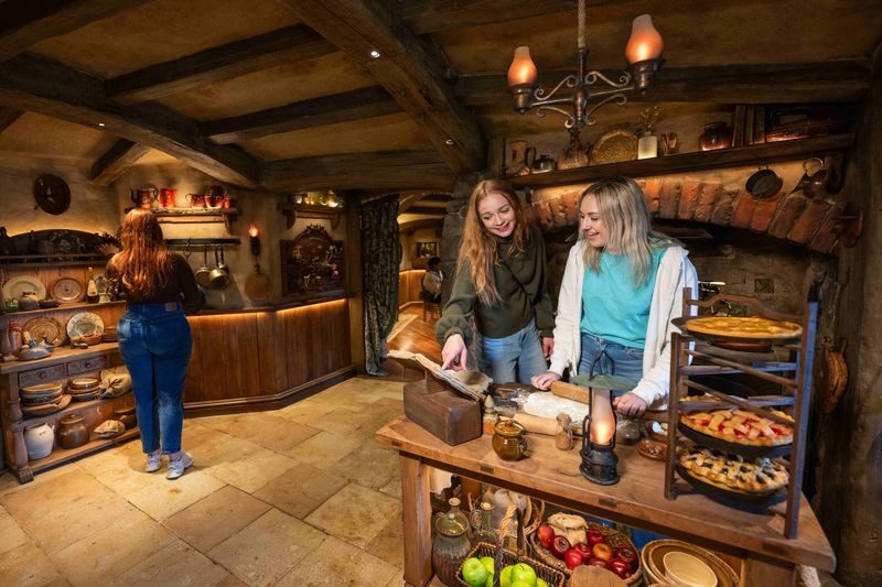 Hobbiton Movie Set & Waitomo Glow Worm Caves Tour - Lunch and the Waikato road