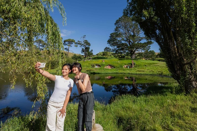 Hobbiton Movie Set & Waitomo Glow Worm Caves Tour - Who gets the most from this day