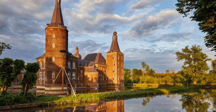 Hoensbroek: Entry Ticket to Hoensbroek Castle - Experience Highlights