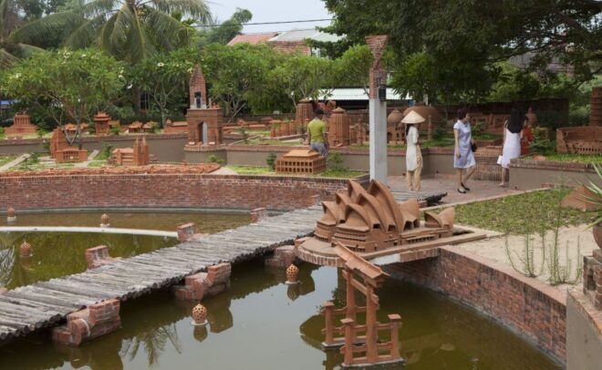 Hoi An: Ancient Town Guided Walking Tour - Tour Guide and Meeting Point