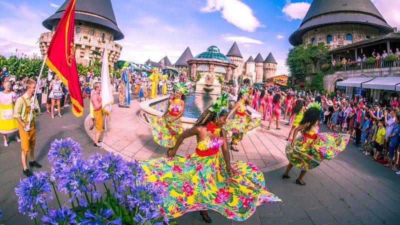 Hoi An Ba Na Hills Golden Bridge Full-Day Tour with Transfers - The Golden Bridge: iconic, compact and often busy