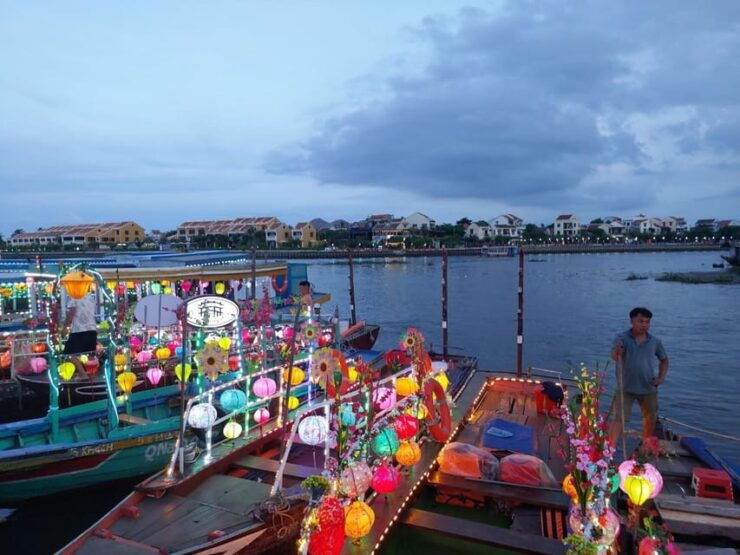 Hoi An Boat Lantern With Release Flower Hoai River At Night - Itinerary Highlights