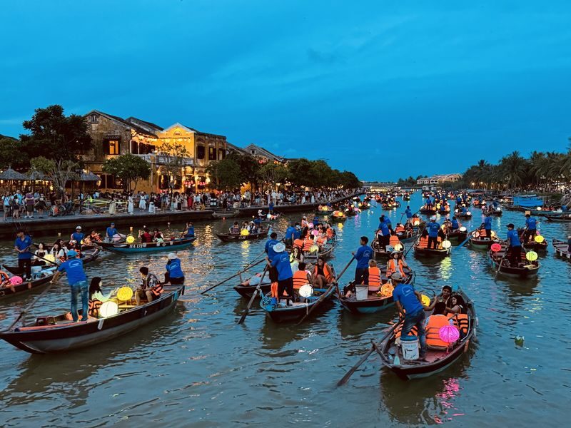 Hoi An City Highlights Walking Tour with Dinner & Lantern Release - A guided walk through Hoi An Ancient Town