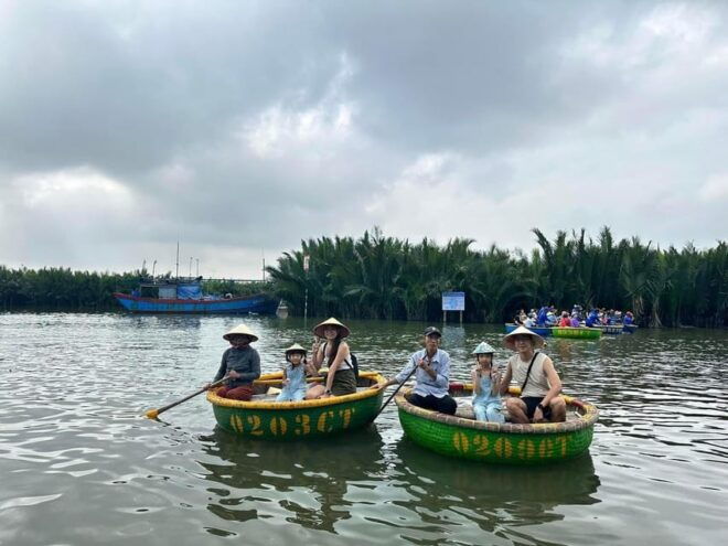 Hoi An : Discover Cam Thanh Eco Water Coconut Village - Interacting With Local Fishermen