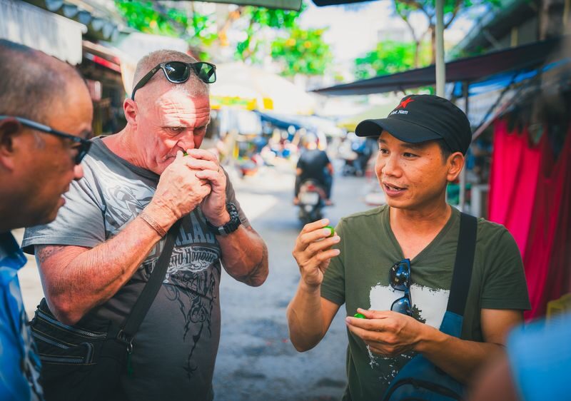 Hoi An Evening Street Food Tour with a Local Guide - Eight dishes, but no menu to preview