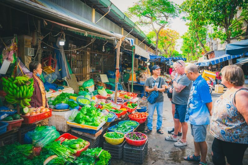 Hoi An Evening Street Food Tour with a Local Guide - What the guide can make or break