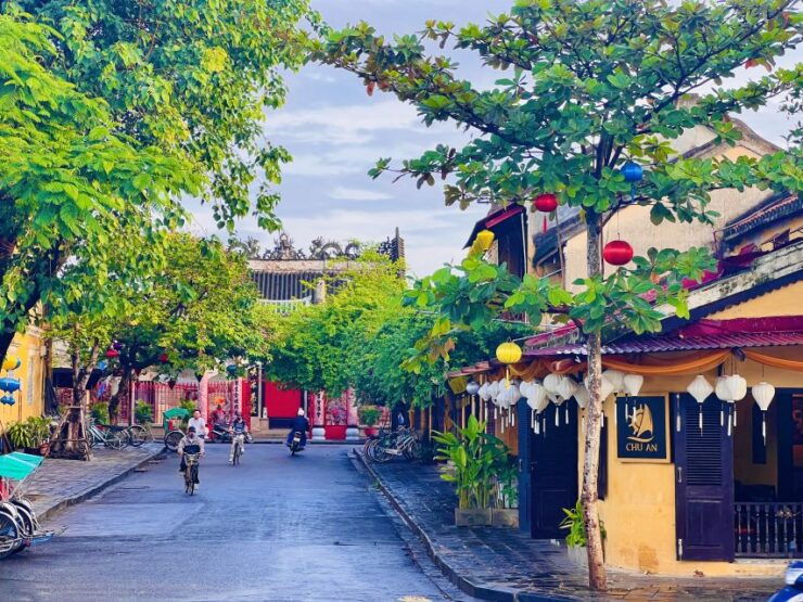 Hoi An: Guided Tour of Town and Fish Market With Breakfast - Experience Highlights