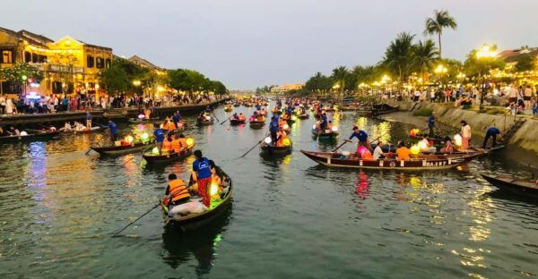 Hoi An: Hoai River Boat Trip by Night and Floating Lantern - Safety Restrictions and Guidelines