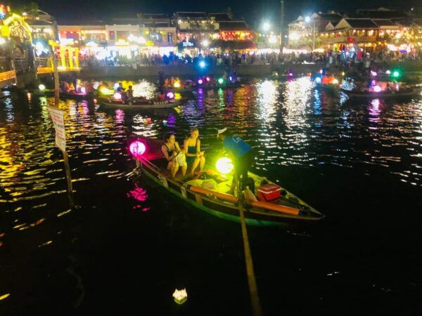 Hoi An: Hoai River Boat Trip by Night and Floating Lantern - Tips for a Memorable Experience