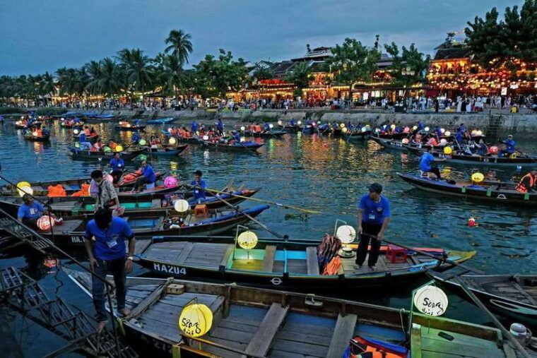 Hoi An: Hoai River Boat Trip by Night With Release Lantern - Experience Highlights