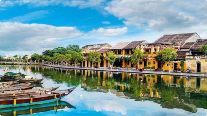 Hoi An: Hoai River Boat Trip by Night With Release Lantern - Taking in the Lively Night Market