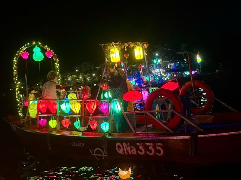 Hoi An: Hoai River Premium Boat Ride & Floating Lantern Experience - What to know before you book