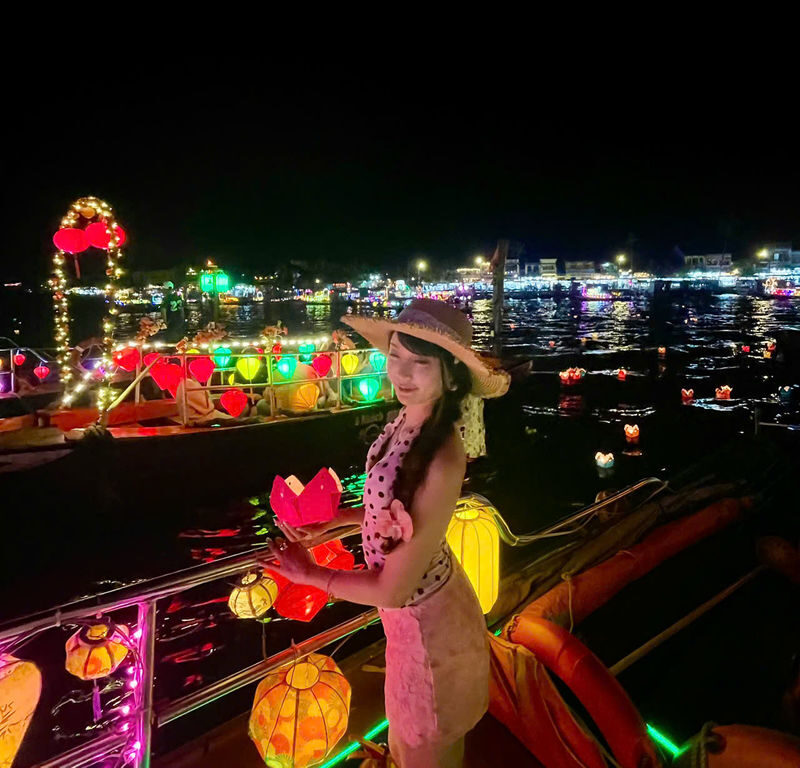 Hoi An: Hoai River Premium Boat Ride & Floating Lantern Experience - A short ride into Hoi An’s evening glow