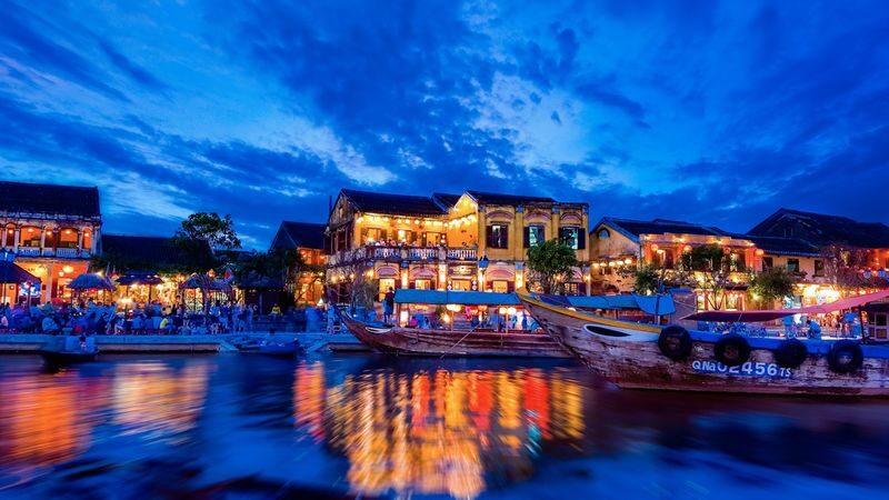 Hoi An: Hoai River Premium Boat Ride & Floating Lantern Experience - The lantern release and the view from the river