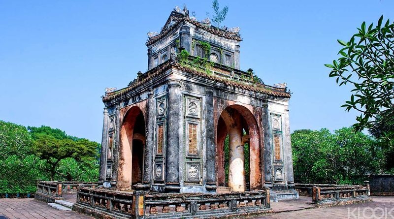 Hoi An - Hue - Da Nang Private Tour - Hai Van Pass: a view with a clock on it