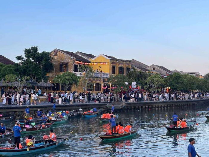Hoi An: Lantern Boat Ride on the Hoai River - Visiting the Hoai River at Night