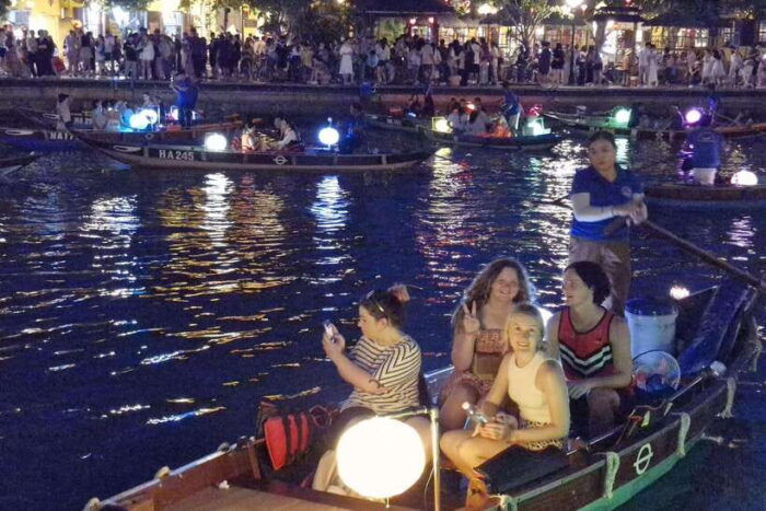 Hoi An: Lantern Boat Trip & Release Lantern - The Enchanting Beauty of Hoi An