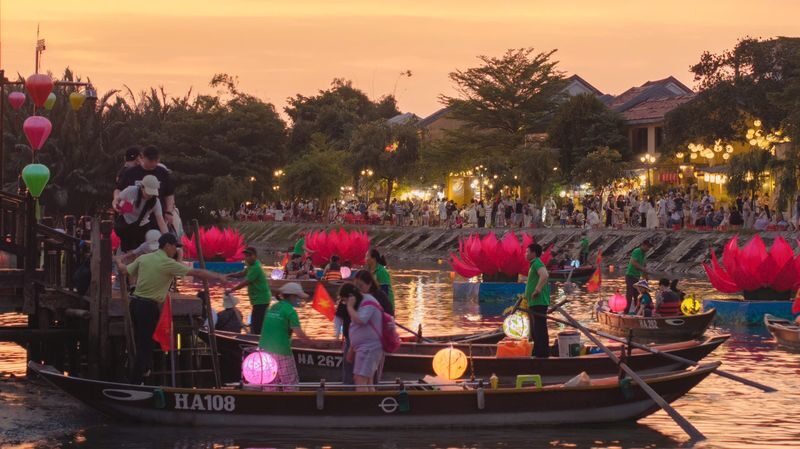 Hoi An Lantern Making Class & Lantern Boat Ride Experience - Making a lantern in the heart of Hoi An