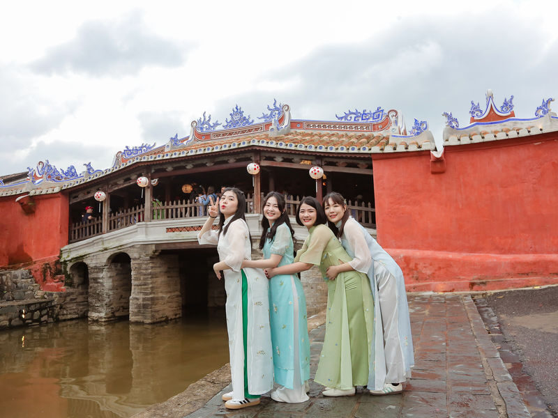 Hoi An: Private Photoshoot & Guided Walking and Posing - What the photographer’s help feels like