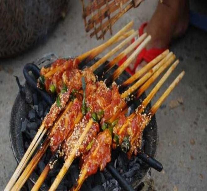 Hoi An: Street Food Tour by Scooter With Local Lady - Important Tour Information