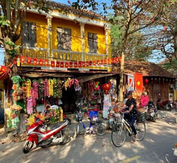 Hoi An: Street Food Tour by Scooter With Local Lady - Accessibility Considerations