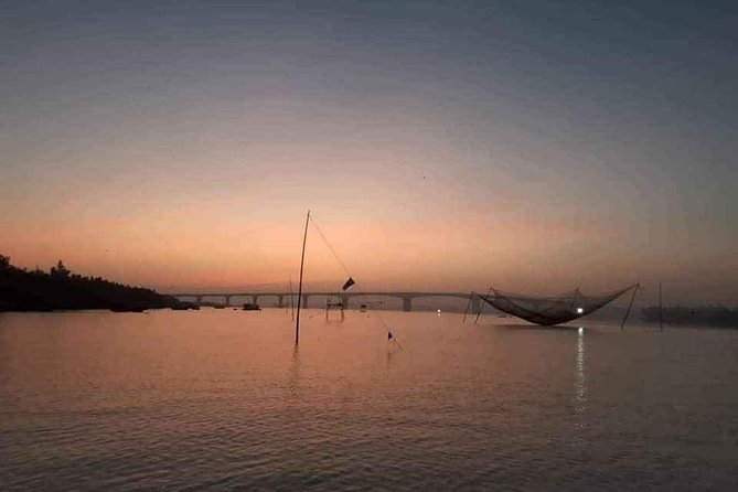 Hoi An Walking City Tour& Enjoy Sunset BoatTrip on Thu Bon River - Must-Try Local Cuisine and Souvenirs