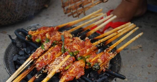 Hoi An Walking Street Food Tour by Local Guide - Local Guide Experience