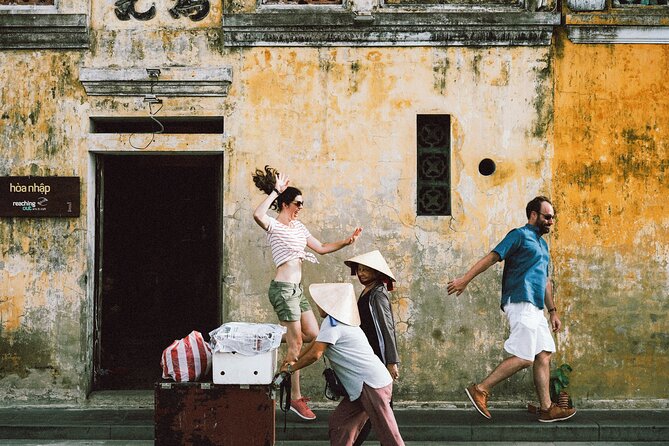 Hoi an Walking Tour With a Personal Photographer - Meeting and Pickup