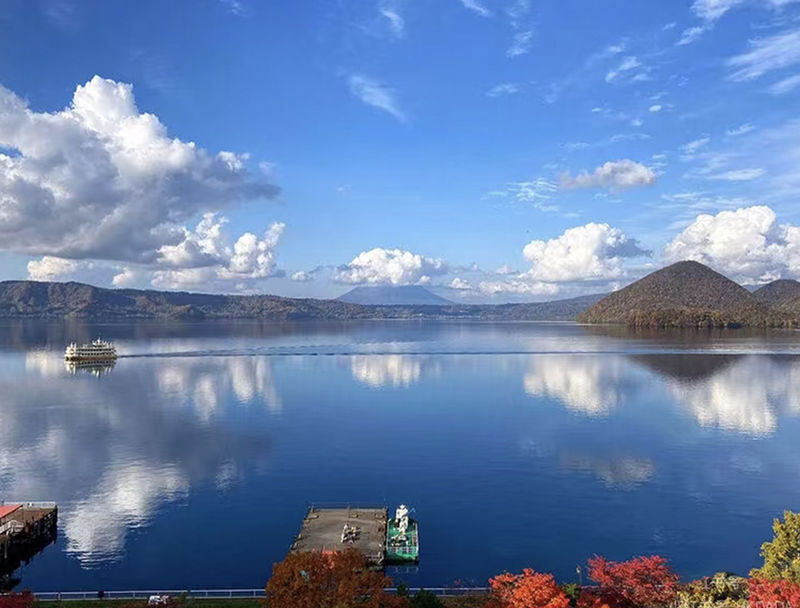 Hokkaido Autumn Foliage Day Trip: Jozankei & Hoheikyo Dam & Showa-shinzan Bear Ranch & Mount Yotei Spring Water Park (Departing from Sapporo) - A long loop from Sapporo