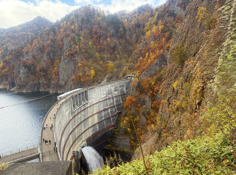 Hokkaido Autumn Foliage Day Trip: Jozankei & Hoheikyo Dam & Showa-shinzan Bear Ranch & Mount Yotei Spring Water Park (Departing from Sapporo) - A Sapporo day out built around changing scenery
