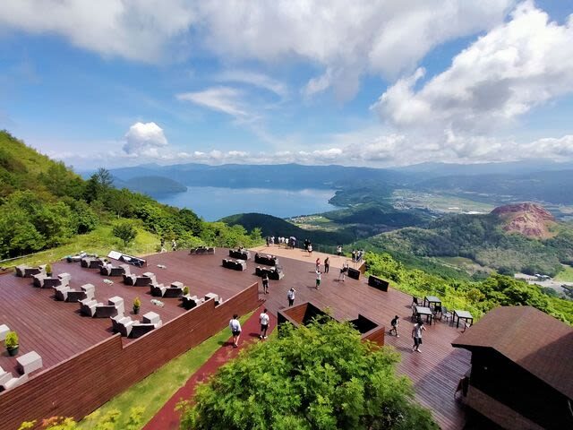 Hokkaido | Noboribetsu, Lake Toya, Niseko Day Trip: Mount Yotei (Little Fuji) & Takahashi Farm & Lake Toya & Noboribetsu Hell Valley & Bear Park & Kyogoku Spring Water Park & Winter Lake Shikotsu Ice Festival Day Trip | Departing from Sapporo - Lake Toya: time to walk, eat and look across the water