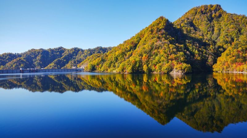 Hokkaido One-Day Tour: Hoheikyo Gorge, Jozankei, Lake Toya, Showa Shinzan, and Mount Yotei Spring Water Park (Departing from Sapporo) - Guides and transport: the practical strengths